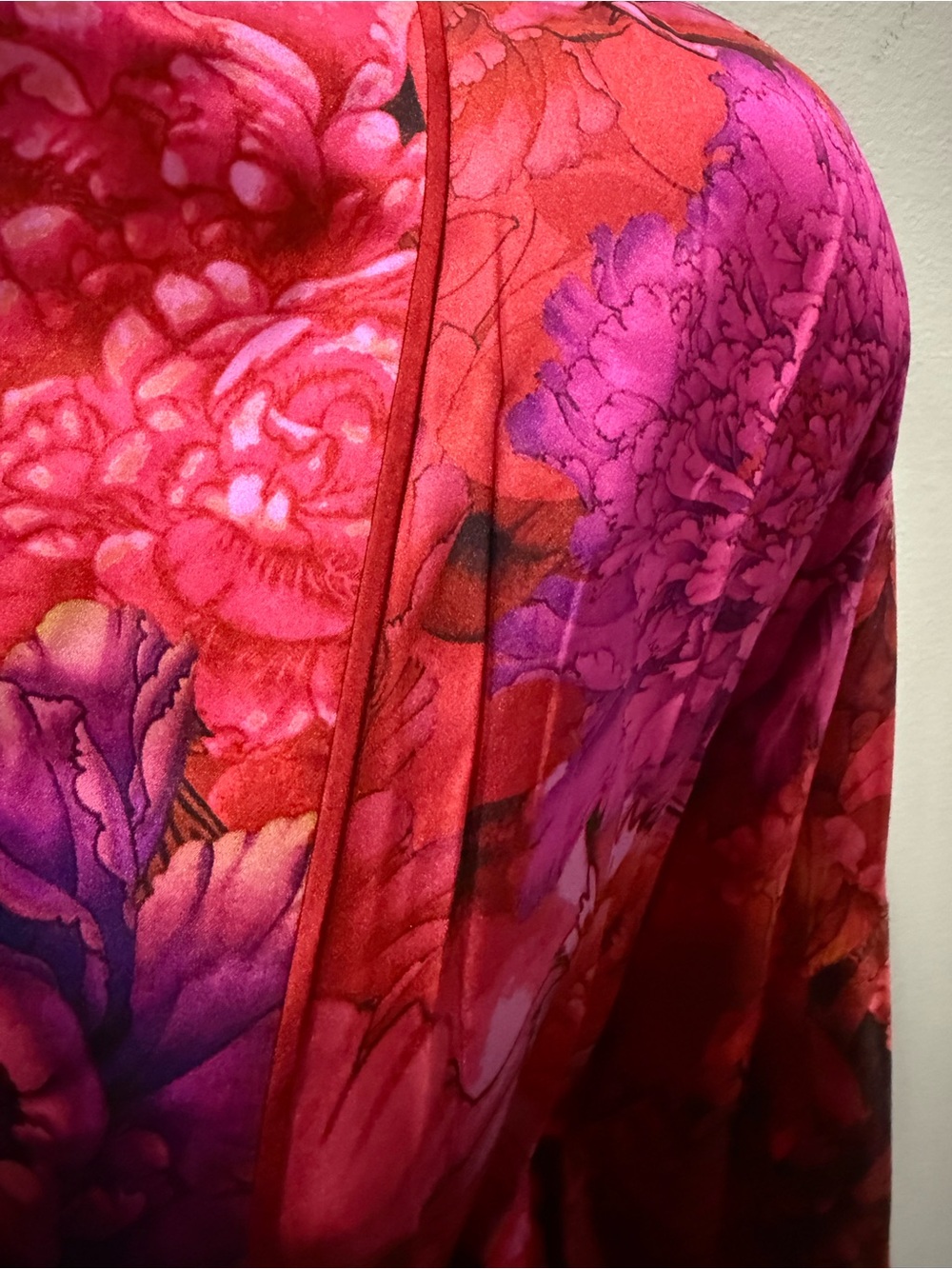 Natori (Josie Natori) Red and Pink Floral Silk Kimono Robe with Belt - Picture 4 of 6